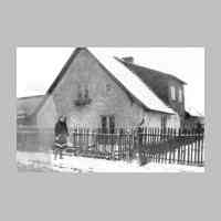 028-0044 Das Wohnhaus von Fritz Spie aus Gross Keylau im Winter 1938. Im Bild Gertrud Spieh..jpg